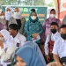 Pelaksanaan gebyar vaksinasi oleh GOW dan TP PKK Pohuwato diikuti oleh masyarakat serta para siswa di Kecamatan Popayato, Pohuwato, Rabu (16/9/2021). (mahmud/gopos)