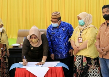 Penandatangan kerja sama pengembangan UMKM dan GTT Provinsi Gorontalo oleh Wakil Bupati Pohuwato, Suharsi Igirisa.