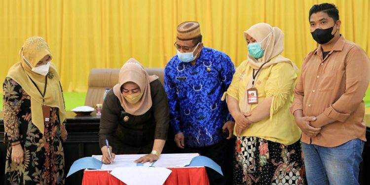 Penandatangan kerja sama pengembangan UMKM dan GTT Provinsi Gorontalo oleh Wakil Bupati Pohuwato, Suharsi Igirisa.