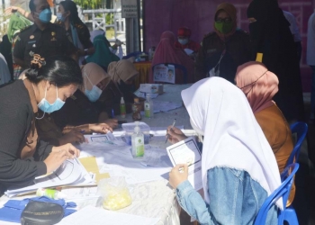 Suasana pelaksanaan vaksinasi di Halaman Kantor Kejaksaan Tinggi Gorontalo, Selasa (21/9/2021) (Foto: Putra/Gopos)