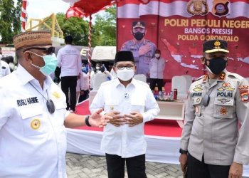 Gubernur Rusli dan Forkopimda Gorontalo saat meninjau pelaksanaan gerai vaksinasi massal di lapangan Taruna Remaja Kota Gorontalo, Rabu (8/9/2021). Vaksinasi massal ini dilaksanakan oleh Polda Gorontalo. (Foto – Salman)