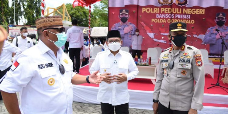Gubernur Rusli dan Forkopimda Gorontalo saat meninjau pelaksanaan gerai vaksinasi massal di lapangan Taruna Remaja Kota Gorontalo, Rabu (8/9/2021). Vaksinasi massal ini dilaksanakan oleh Polda Gorontalo. (Foto – Salman)