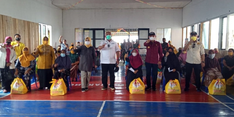 Gubernur Gorontalo, Rusli Habibie, bersama Bupati Pohuwato, Saipul Mbuinga, dan Wakil Bupati, Suharsi Igirisa, menyerahkan sembako kepada warga di Desa Torosiaje, Pohuwato. (istimewa)