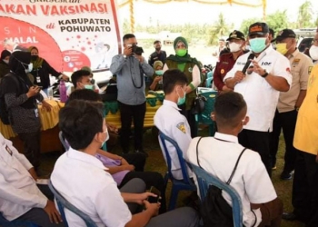 Gubernur Gorontalo, Rusli Habibie, memberi motivasi kepada siswa pada pelaksanaan vaksinasi massal di wilayah Kabupaten Pohuwato. (dok. Kominfo Prov. Gorontalo)