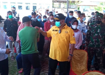 Gubernur Gorontalo, Rusli Habibie, bersama Bupati Pohuwato, Saipul Mbuinga (kiri) meninjau pelaksanaan vaksinasi massal yang dilaksanakan oleh Lanal Gorontalo di Pelabuhan Bumbulan, Gorontalo, Rabu (1/9/2021). (Mahmud/gopos)