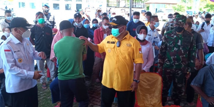 Gubernur Gorontalo, Rusli Habibie, bersama Bupati Pohuwato, Saipul Mbuinga (kiri) meninjau pelaksanaan vaksinasi massal yang dilaksanakan oleh Lanal Gorontalo di Pelabuhan Bumbulan, Gorontalo, Rabu (1/9/2021). (Mahmud/gopos)
