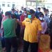 Gubernur Gorontalo, Rusli Habibie, bersama Bupati Pohuwato, Saipul Mbuinga (kiri) meninjau pelaksanaan vaksinasi massal yang dilaksanakan oleh Lanal Gorontalo di Pelabuhan Bumbulan, Gorontalo, Rabu (1/9/2021). (Mahmud/gopos)