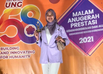 Hindun Hulopi Putri Kebudayaan Gorontalo saat berhasil meraih penghargaan mahasiswa berprestasi Universitas Negeri Gorontalo. (Foto Istimewa)