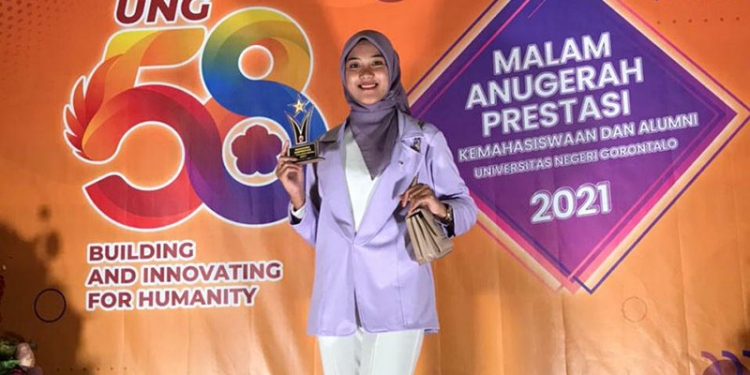 Hindun Hulopi Putri Kebudayaan Gorontalo saat berhasil meraih penghargaan mahasiswa berprestasi Universitas Negeri Gorontalo. (Foto Istimewa)