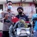 Kapolsek Kota Barat, Ipda Andi Wiranata Tamba (Kiri) bersama Nurain Jailani (tengah) saat penyerahan doorprize utama berupa sepeda motor dalam kegiatan vaksinasi di Polsek Kota Barat, Kota Gorontalo, Senin (27/9/2021). (istimewa)