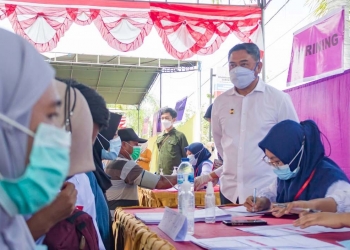 Bupati Hamim Pou saat meninjau pelaksanaan serbuan vaksinasi di Kejaksaan Tinggi Gorontalo. (Foto Yuda/Prokopim)