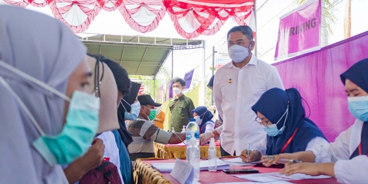 Bupati Hamim Pou saat meninjau pelaksanaan serbuan vaksinasi di Kejaksaan Tinggi Gorontalo. (Foto Yuda/Prokopim)