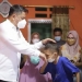 Bupati Hamim Pou saat menjenguk Safran anak penderita tumor ganas di Kelurahan Pauwo Kecamatan Kabila. (Foto Istimewa)