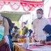 Bupati Hamim Pou saat meninjau pelaksanaan serbuan vaksinasi di Kejaksaan Tinggi Gorontalo. (Foto Yuda/Prokopim)