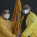Ketua DPD II Golkar Kabupaten Gorontalo terpilih, Hendra S Hemeto (kiri) menerima bendera Golkar yang diserahkan Pimpinan Sidang Musda X DPD II Golkar Kabupaten Gorontalo, Maman Dzakaria. (Foto : Putra/Gopos)