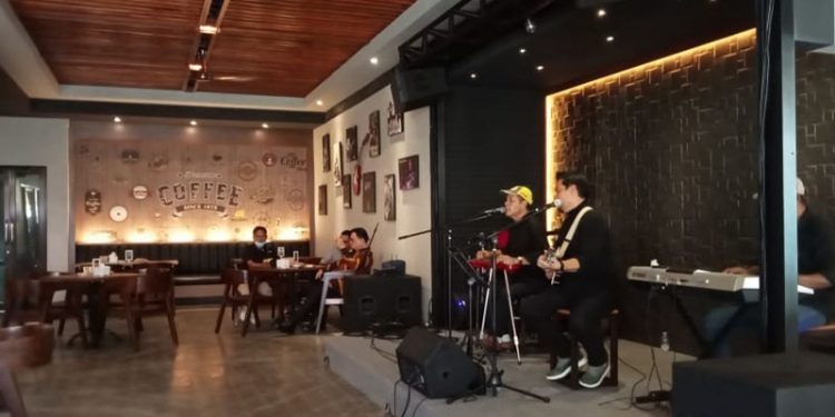 Hungyrypedia yang menawarkan suasana kekinian dengan aneka sajian makanan dan minuman. (sari/gopos)