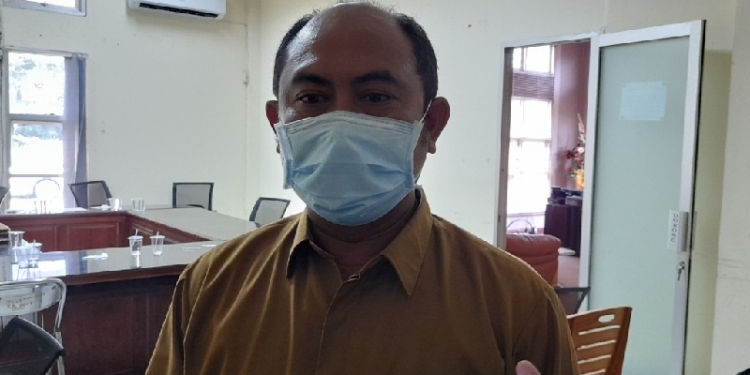 Kepala Dinas Pekerjaan Umum dan Penataan Ruangan (PUPR), Gorontalo Utara, Haris Z.Latif  saat diwawancarai oleh awak media. (foto.doc isno/gopos)