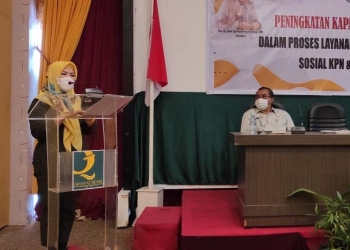 Ketua Yayasan Ummu Syahidah, Idah Syahidah Rusli Habibie saat membuka kegiatan sosialisasi peningkatan sumber daya manusia (SDM) untuk meningkatkan proses layanan rehabilitasi sosial KPN dan ABH, Senin (13/9/2021), di Ballroom Hotel Grand Q Kota Gorontalo. (Foto: Rival)