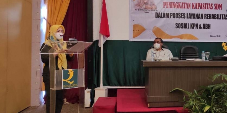 Ketua Yayasan Ummu Syahidah, Idah Syahidah Rusli Habibie saat membuka kegiatan sosialisasi peningkatan sumber daya manusia (SDM) untuk meningkatkan proses layanan rehabilitasi sosial KPN dan ABH, Senin (13/9/2021), di Ballroom Hotel Grand Q Kota Gorontalo. (Foto: Rival)