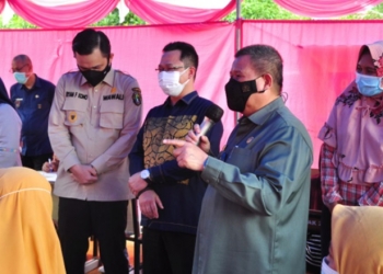 Wagub Gorontalo H. Idris Rahim (kanan), meninjau vaksinasi massal di SMA Negeri 5 Kota Gorontalo, Kamis (16/9/2021). (Foto : Haris)