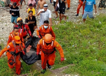 Tim Gabungan Basarnas Gorontalo mengevakuasi jasad RI, Bocah 11 tahun yang hanyut terseret arus Sungai Bulango, Sabtu (25/9/2021).