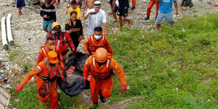 Tim Gabungan Basarnas Gorontalo mengevakuasi jasad RI, Bocah 11 tahun yang hanyut terseret arus Sungai Bulango, Sabtu (25/9/2021).