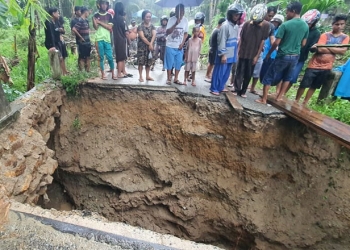 Kondisi jembatan penghubung Desa Ulapato A dan Desa  Ulapato B mengalami ambrol sehingga tak bisa dilalui oleh kendaraan roda empat, Sabtu (4/9/2021)(istimewa)