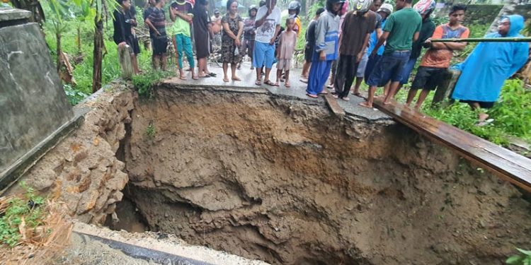 Kondisi jembatan penghubung Desa Ulapato A dan Desa  Ulapato B mengalami ambrol sehingga tak bisa dilalui oleh kendaraan roda empat, Sabtu (4/9/2021)(istimewa)