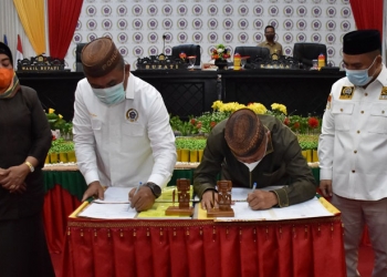 Bupati Pohuwato, Saipul Mbuinga, didampingi Wakil Bupati Pohuwato, Suharsi Igirisa (kiri) bersama Ketua DPRD Pohuwato, Nasir Giasi (kedua kanan), menandatangani KUA-PPAS perubahan APBD 2021.