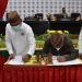 Bupati Pohuwato, Saipul Mbuinga, didampingi Wakil Bupati Pohuwato, Suharsi Igirisa (kiri) bersama Ketua DPRD Pohuwato, Nasir Giasi (kedua kanan), menandatangani KUA-PPAS perubahan APBD 2021.