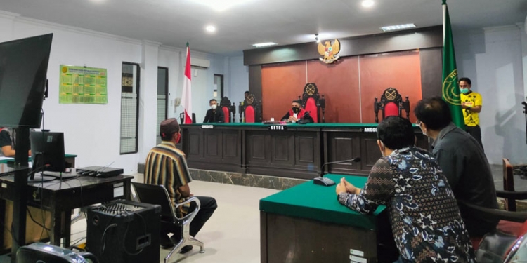 Suasana sidang perkara penganiyaan dengan terdakwa Kepala Desa Pilobuhuta, Hamzah Meluko, di pengadilan Negeri Limboto, Jumat (3/9/2021). Istimewa