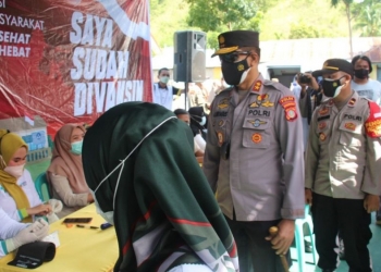 Kapolda Gorontalo, Irjen Pol Akhmad Wiyagus saat meninjau pelaksanaan vaksinasi di gerai vaksin presisi di Kabupaten Gorontalo, Rabu (15/9/2021). (Humas Polda Gorontalo)