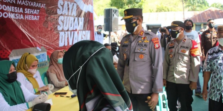 Kapolda Gorontalo, Irjen Pol Akhmad Wiyagus saat meninjau pelaksanaan vaksinasi di gerai vaksin presisi di Kabupaten Gorontalo, Rabu (15/9/2021). (Humas Polda Gorontalo)