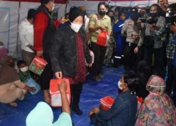 Mensos Risma saat menyerahkan bantuan kepada korban banjir di Desa Buhu, Kecamatan Talaga Jaya, Kabupaten Gorontalo, Rabu (29/9/2021). (Foto: Salman).