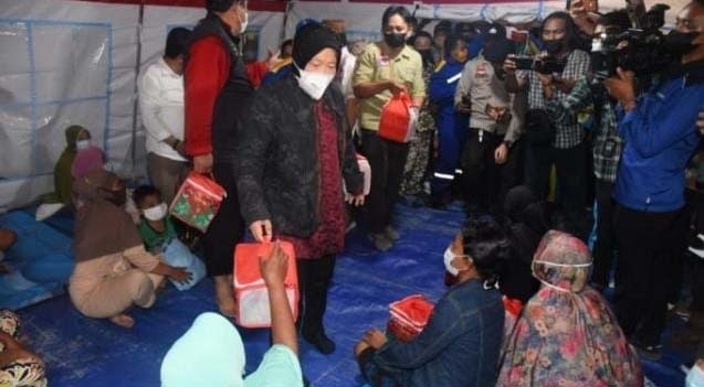 Mensos Risma saat menyerahkan bantuan kepada korban banjir di Desa Buhu, Kecamatan Talaga Jaya, Kabupaten Gorontalo, Rabu (29/9/2021). (Foto: Salman).