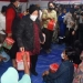 Mensos Risma saat menyerahkan bantuan kepada korban banjir di Desa Buhu, Kecamatan Talaga Jaya, Kabupaten Gorontalo, Rabu (29/9/2021). (Foto: Salman).