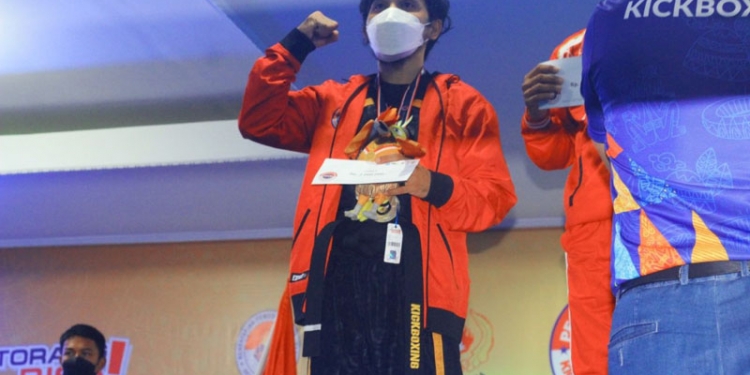 Moh Eko Wahyu Azhari N Baladraf, Atlet Kickboxing Gorontalo yang berhasil meraih medali perak sekaligus pertama untuk Kontingen Gorontalo di PON XX Papua. Istimewa
