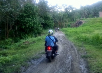 Konsidi jalan di Desa Daenaa Kecamatan Limboto Barat Kabupaten Gorontalo tepatnya di Dusun V Bondula. Foto: Putra/Gopos