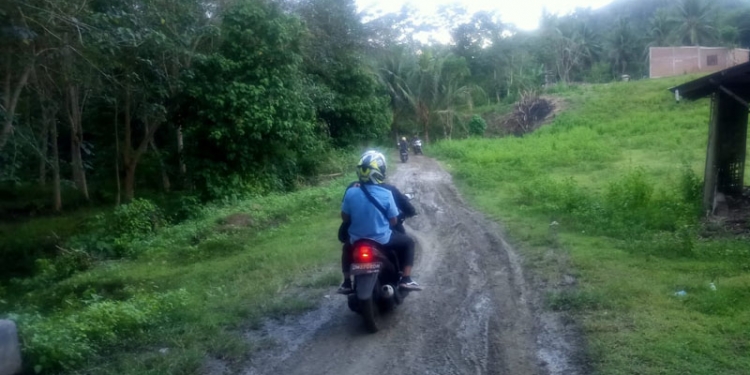 Konsidi jalan di Desa Daenaa Kecamatan Limboto Barat Kabupaten Gorontalo tepatnya di Dusun V Bondula. Foto: Putra/Gopos