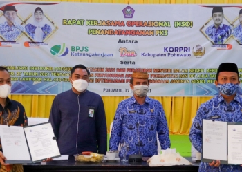 Usman H Bay Ketua Korpri Pohuwato Usai melakukan Penandatanganan bersama pihak BPJS ketenaga Kerjaan yang di dampingi langsung Oleh Sekretaris Daerah, Iskandar Datau