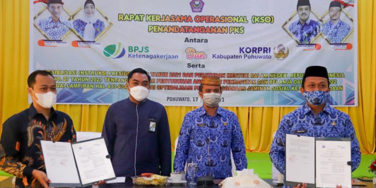 Usman H Bay Ketua Korpri Pohuwato Usai melakukan Penandatanganan bersama pihak BPJS ketenaga Kerjaan yang di dampingi langsung Oleh Sekretaris Daerah, Iskandar Datau