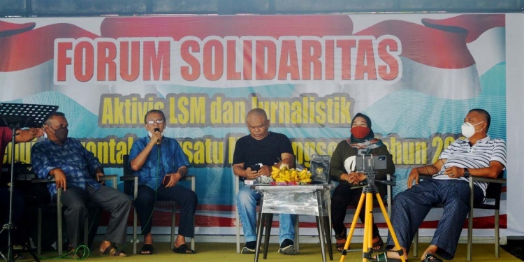 Pelaksanaan diskusi Forum Solidaritas Aktivis LSM dan Jurnalistik, di kediaman Ishak Liputo Jl. Thayeb M Gobel, Kelurahan Bulotadaa, Kecamatan Sipatana, Kota Gorontalo, Sabtu (4/9/2021). (Foto: Putra/Gopos)