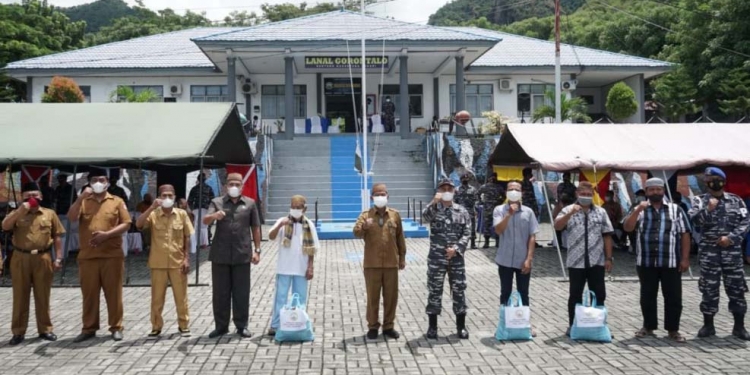 Sekretaris Daerah Provinsi Gorontalo Darda Daraba (tengah) foto bersama Danlanal Gorontalo dan penerima bantuan pada acara penutupan Karya Bakti TNI AL tahun 2021, di Mako Lanal Gorontalo, Senin(6/9/2021). (Foto: Nova)