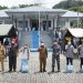 Sekretaris Daerah Provinsi Gorontalo Darda Daraba (tengah) foto bersama Danlanal Gorontalo dan penerima bantuan pada acara penutupan Karya Bakti TNI AL tahun 2021, di Mako Lanal Gorontalo, Senin(6/9/2021). (Foto: Nova)