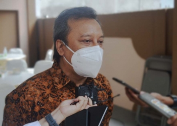 Badan Penelitian dan Pengembangan Kesehatan Kementrian Kesehatan RI (Litbangkes Kemenkes) Koordinator KS Perencanaan dan Manajemen Penelitian, Nirmala Ahmad Ma’ruf diwawancarai saat gebyar vaksinasi di Kejaksaan Tinggi Gorontalo, Selasa (21/9/2021) (Foto: Putra/Gopos)