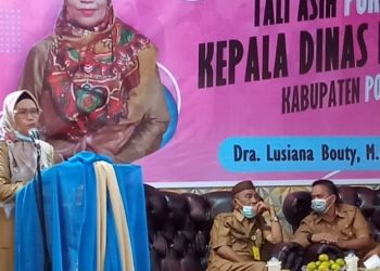 Kepala Dikbud Pohuwato, Lusiana Bouty, memberikan sambutan pada tali asih purna tugas Kadis Dikbud Pohuwato.