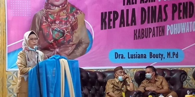 Kepala Dikbud Pohuwato, Lusiana Bouty, memberikan sambutan pada tali asih purna tugas Kadis Dikbud Pohuwato.