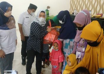 Ketua Tim Penggerak PKK Kabupaten Bone Bolango Lolly Pou Yunus didampingi Ketua Bidang IV Roos Panai, Camat Bulango Selatan, Sukriyanto Katili, saat menyerahkan bantuan Pemberian Makanan Tambahan (PMT) bagi anak yang dilaksanakan di Huntu Selatan Training Center. (Foto Istimewa)
