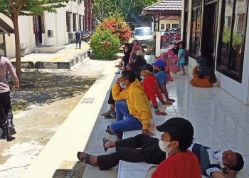 Sejumlah massa pendukung Kepala Desa Pilobuhuta saat berada di pengadilan Negerinegeri Limboto, Jumat (3/9/2021) (Foto: Putra/Gopos)