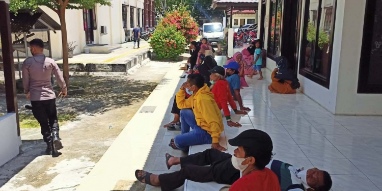 Sejumlah massa pendukung Kepala Desa Pilobuhuta saat berada di pengadilan Negerinegeri Limboto, Jumat (3/9/2021) (Foto: Putra/Gopos)